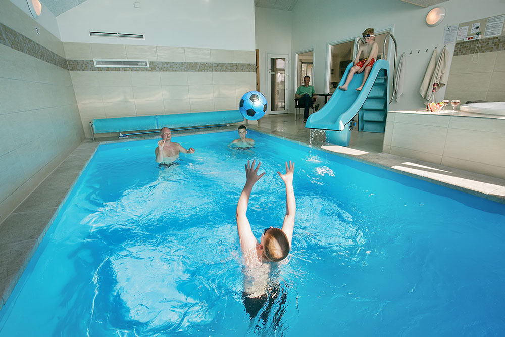 Ljusa och rymliga pool rum, med sin goda stämning perfekt för antingen ett dopp i poolen, en resa ner vattenrutschbana, eller en tillfällig resa till spa.