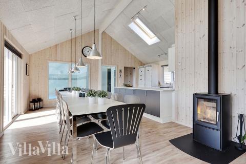 Husets huvudsakliga vardagsrummet hittar du en mysig sittgrupp, en vedspis för att värma den kyliga dagar, och ett stort matbord där alla gäster kan sitta tillsammans med utsikt över poolen rummet.