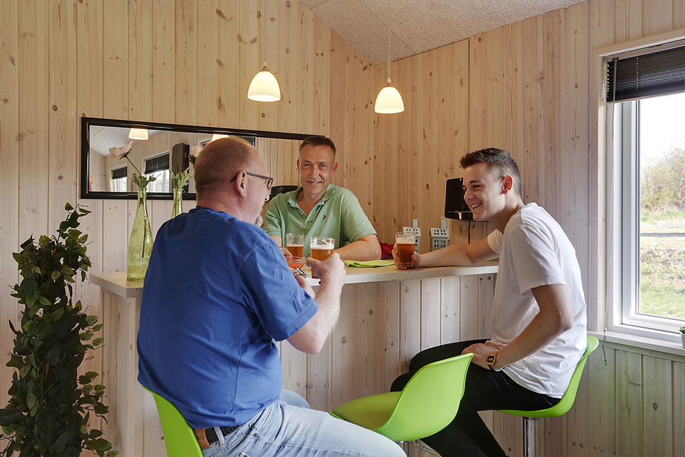 Den in-house bar, tillhörande kylskåp lämplig unik för en trevlig stund och servering av en kall dryck.