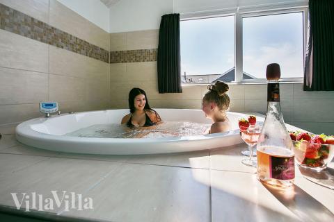 Ta en paus och njut av en lugn stund i huset läcker badtunnan med någon du älskar