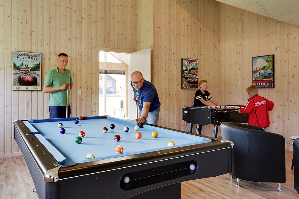 Med både fotbollsspel, dart och biljard / bordtennis bord inbjuder stugan i flera timmar av underhållning och aktiviteter.