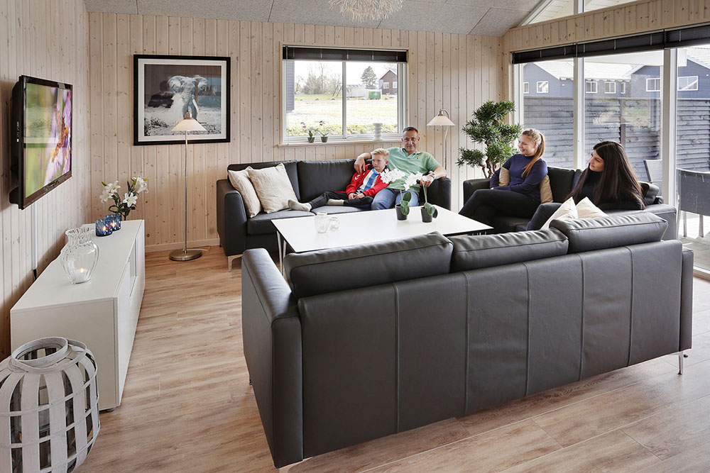 Det stora ljusa vardagsrummet i lyxstuga nr 315 för 18.