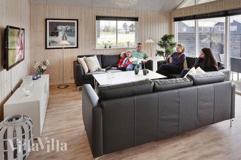 Det stora ljusa vardagsrummet i lyxstuga nr 315 för 18.