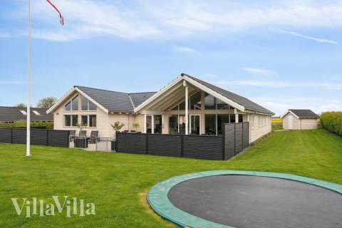 Till den trevliga sommarstugan nr 315 i Fyn och öar erbjuds en mängd utomhusaktiviteter, t.ex. lektorn och gungor