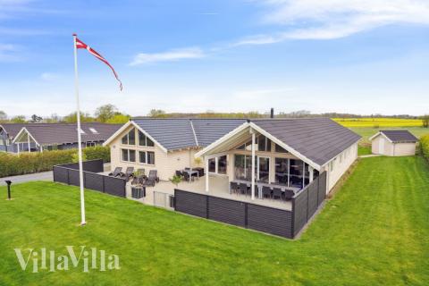 Den praktfulla poolstugan nr 315 med plats för 18 personer ligger i Fyn och öar