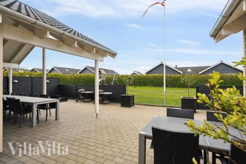 Lyxstuga nr 315 har en härlig terrass med sköna trädgårdsmöbler för 18 personer.