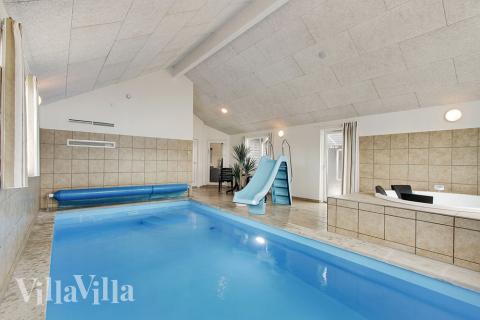 Pool med rutschkana är ett paradis för vatten älskare