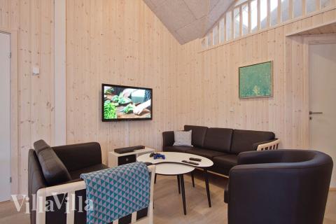 I vardagsrummet kan du koppla av med en bra film eller bok