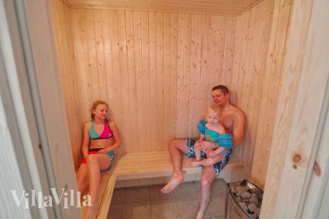 Efter en livliga dag, är det skönt att låta själv varma genom bastuns värme.