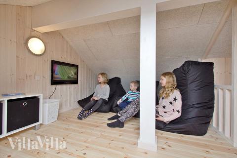 Loftet är inrett med sittgrupp för barn och ungdomar