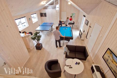 Lyxstuga 316 för 22 personer har ett stort aktivitetsrum med bl.a. biljard och dart