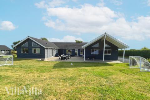 Den praktfulla poolstugan nr 316 med plats för 22 personer ligger i Fyn och öar