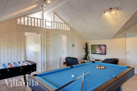 I husets aktivitetsrum finns inga ursäkter att sitta stilla - här kan det spelas både bordtennis/biljard, fotbollspel eller dart