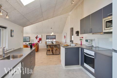 Köket, som ligger i direkt förbindelse med allrummet, är stort och naturligtvis utrustat med alla moderna bekvämligheter