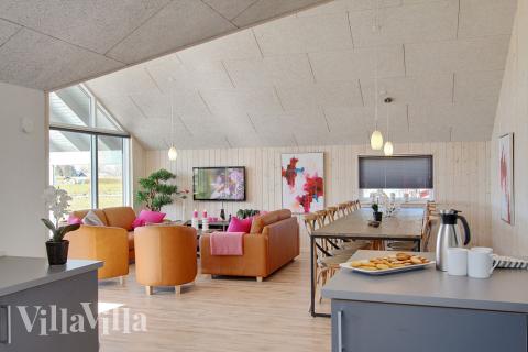 Allrummet med det stora fönsterpartiet är husets naturliga samlingspunkt med matsalsplatser, soffgrupp och tv