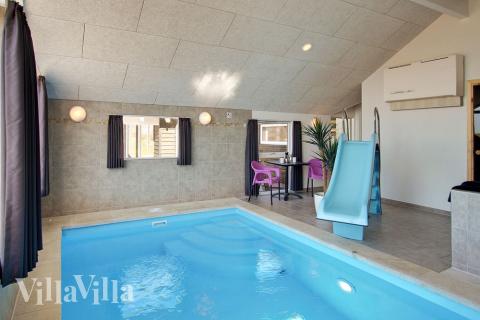 Vattenälskare har en stor pool att vältra sig i, som är utrustad med både vattenrutchbana och motströmsanläggning