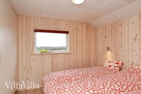 Sovrummen är ljusa och inbjudande med boxmadrasser och inbyggda garderober