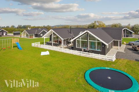 Detta lyxiga semesterhus nära Skåstrup strand är inrättat med komfortabla möbler och moderna arkitektoniska detaljer