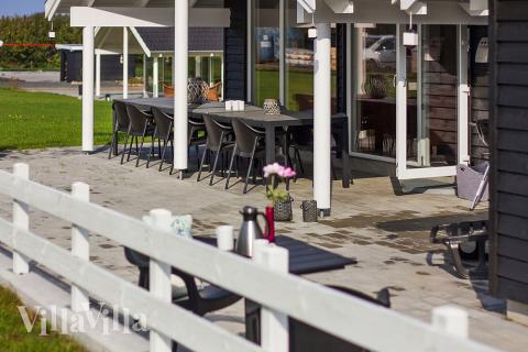 På husets stora terrass finns möjligheter till grillning under sköna sommarkvällar