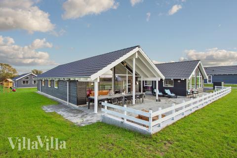 Den tjusiga sommarstugan nr 317 med gott om plats för upp till 14 personer