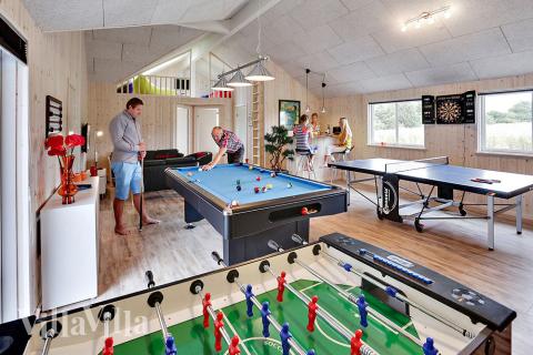 Ha en omgång biljard eller slå din vän i bordtennis, medan de andra gästerna spela dart eller bordsfotboll.