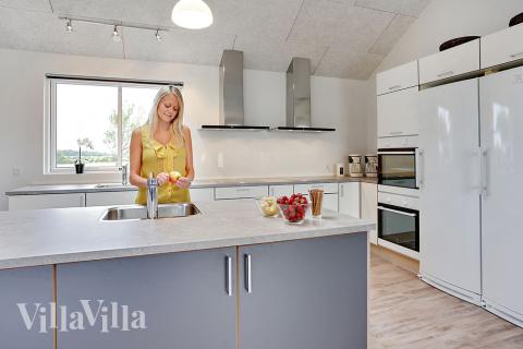 Den eleganta köket har plats för alla kockar.