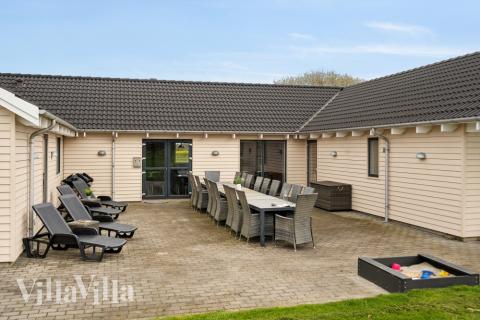 Lyxstuga nr 318 har en härlig terrass med sköna trädgårdsmöbler för 22 personer.