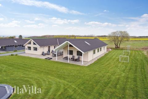 Den praktfulla poolstugan nr 318 med plats för 22 personer ligger i Fyn och öar