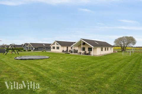 Till den trevliga sommarstugan nr 318 i Fyn och öar erbjuds en mängd utomhusaktiviteter, t.ex. lektorn och gungor