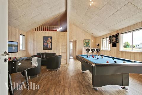 Lyxstuga 319 för 18 personer har ett stort aktivitetsrum med bl.a. biljard och dart