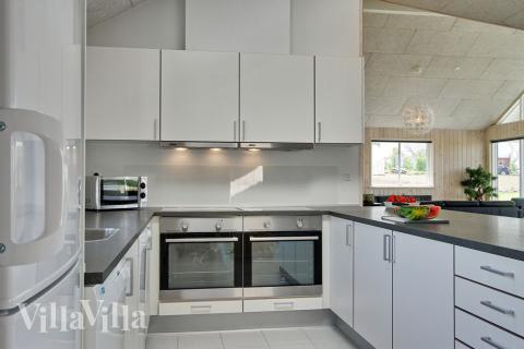 Köket i lyxstuga nr 319 är utrustat så att ni kan laga mat till 18 personer.