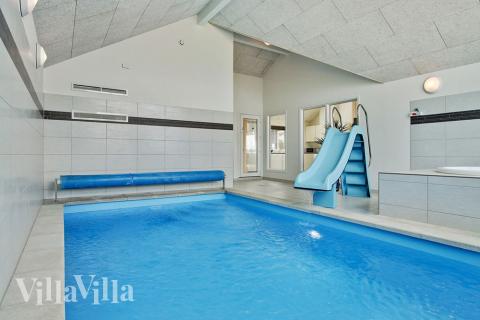 Sommarstuga 319 är inredd med en smakfull poolavdelning som har vattenrutschbana, ett stort inbyggt spapad och bastu