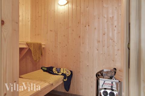 Njut av bastuvärmen i lyxstuga nr 319 för 18 personer