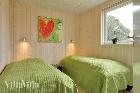 Ett av de 7 utmärkta sovrummen i lyxstuga nr 319 i Fyn och öar.