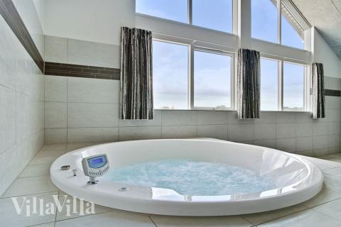 Njut av spabadets värme i lyxstuga nr 319 i Fyn och öar