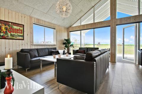 Det stora ljusa vardagsrummet i lyxstuga nr 319 för 18.