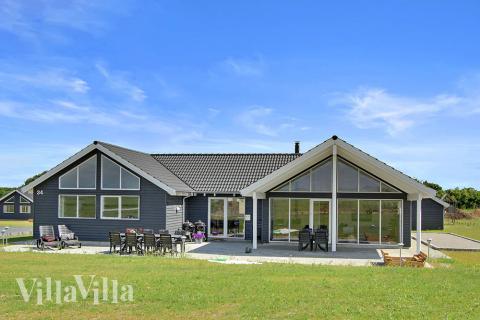 Den praktfulla poolstugan nr 319 med plats för 18 personer ligger i Fyn och öar