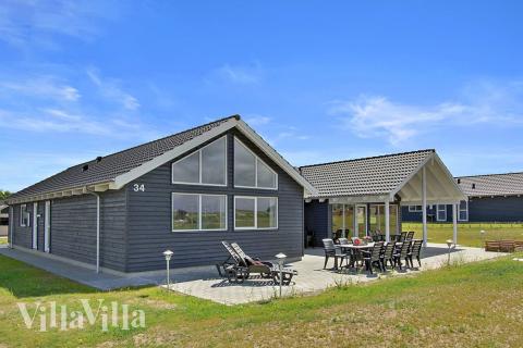 Lyxstuga nr 319 har en härlig terrass med sköna trädgårdsmöbler för 18 personer.