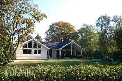 Den praktfulla poolstugan nr 321 med plats för 16 personer ligger i Nordsjälland