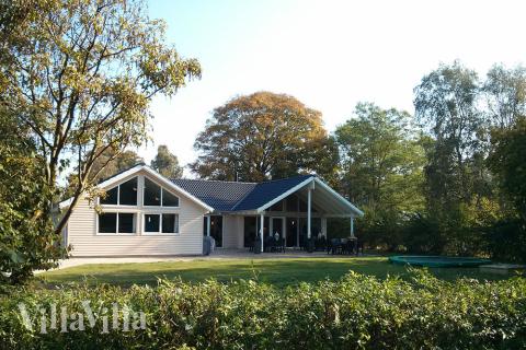 Den praktfulla poolstugan nr 321 med plats för 16 personer ligger i Nordsjälland