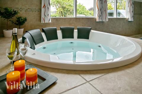 Njut av spabadets värme i lyxstuga nr 321 i Nordsjälland