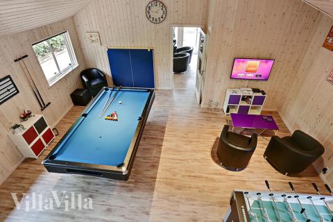 Förutom de många timmar som du kan tillbringa i stugans poolavdelning erbjuder lyxstuga 321 även biljard, bordtennis och dart
