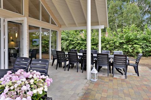 Lyxstuga nr 321 har en härlig terrass med sköna trädgårdsmöbler för 16 personer.