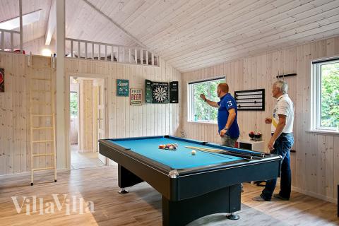 Lyxstuga 321 för 16 personer har ett stort aktivitetsrum med bl.a. biljard och dart