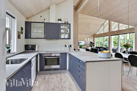 Köket i lyxstuga nr 321 är utrustat så att ni kan laga mat till 16 personer.