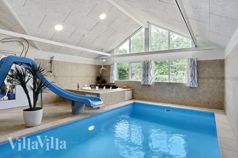 Sommarstuga 321 är inredd med en smakfull poolavdelning som har vattenrutschbana, ett stort inbyggt spapad och bastu