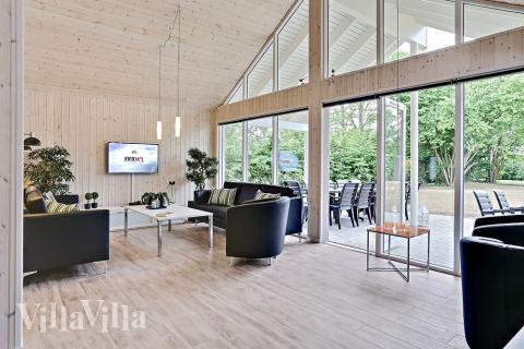 Det stora ljusa vardagsrummet i lyxstuga nr 321 för 16.