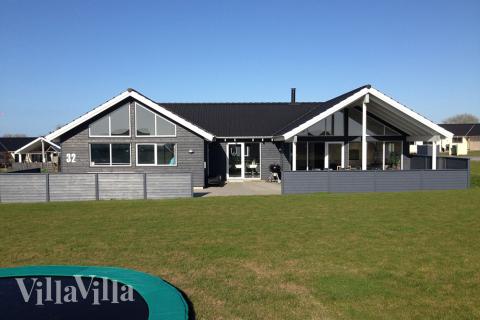 Den praktfulla poolstugan nr 322 med plats för 18 personer ligger i Fyn och öar