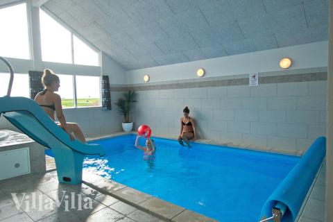 Sommarstuga 322 är inredd med en smakfull poolavdelning som har vattenrutschbana, ett stort inbyggt spapad och bastu