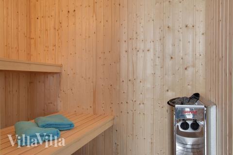 Njut av bastuvärmen i lyxstuga nr 322 för 18 personer